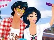 Elsa ve Yasmin Tatilde Selfie